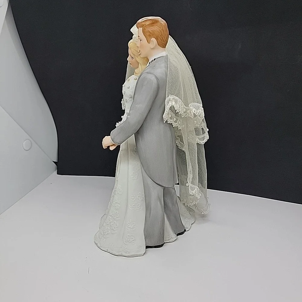 Vintage EHW 1987 Porcelain Bride And Groom Figurine Music Box Wedding March - Picture 4 of 10